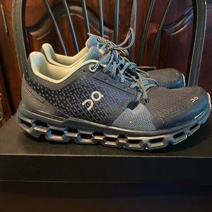 QC ON CLOUD WOMENS SIZE 9